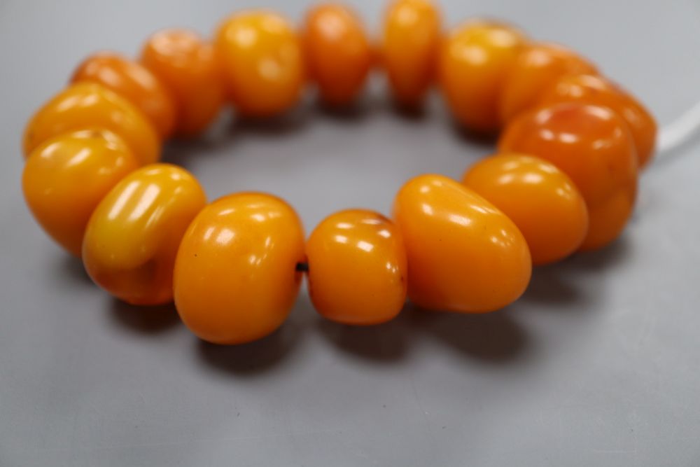 An amber pebble shaped bead bracelet, gross 59 grams.